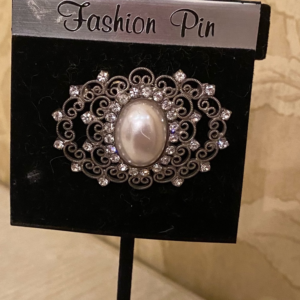 RARE Brooch with STUNNING Stones & Faux Pearl
